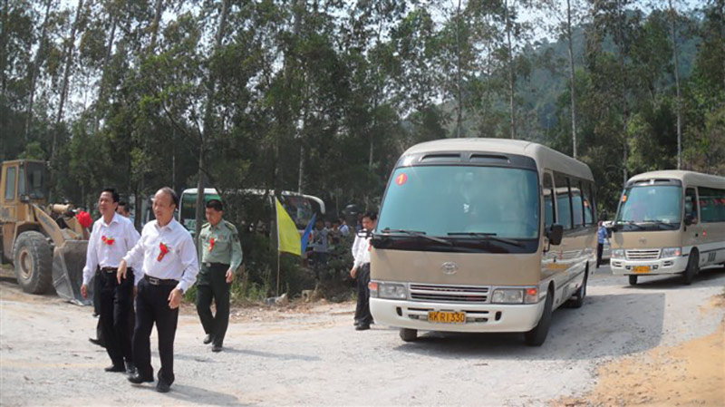 廠(chǎng)區領(lǐng)導剪彩