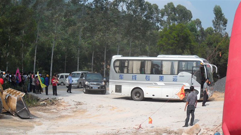 廠(chǎng)區領(lǐng)導剪彩